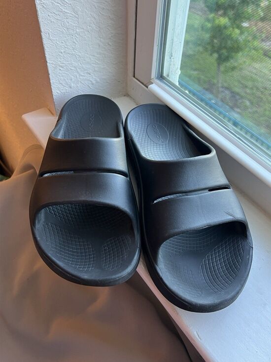 OOFOS OOahh Recovery Slide Sandals in Black Men’s 12 | Women’s 14